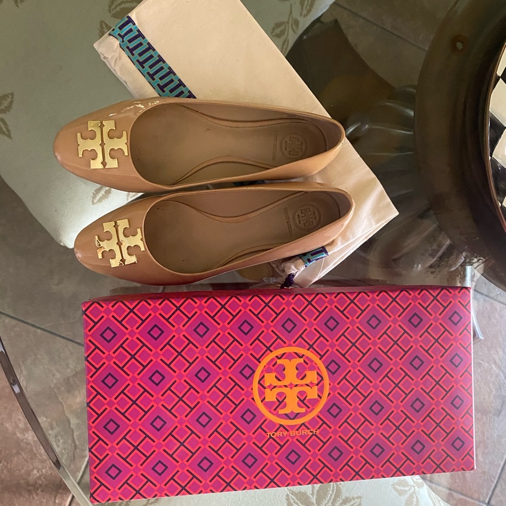 Tory Burch Raleigh Flat - Picture 2 of 3
